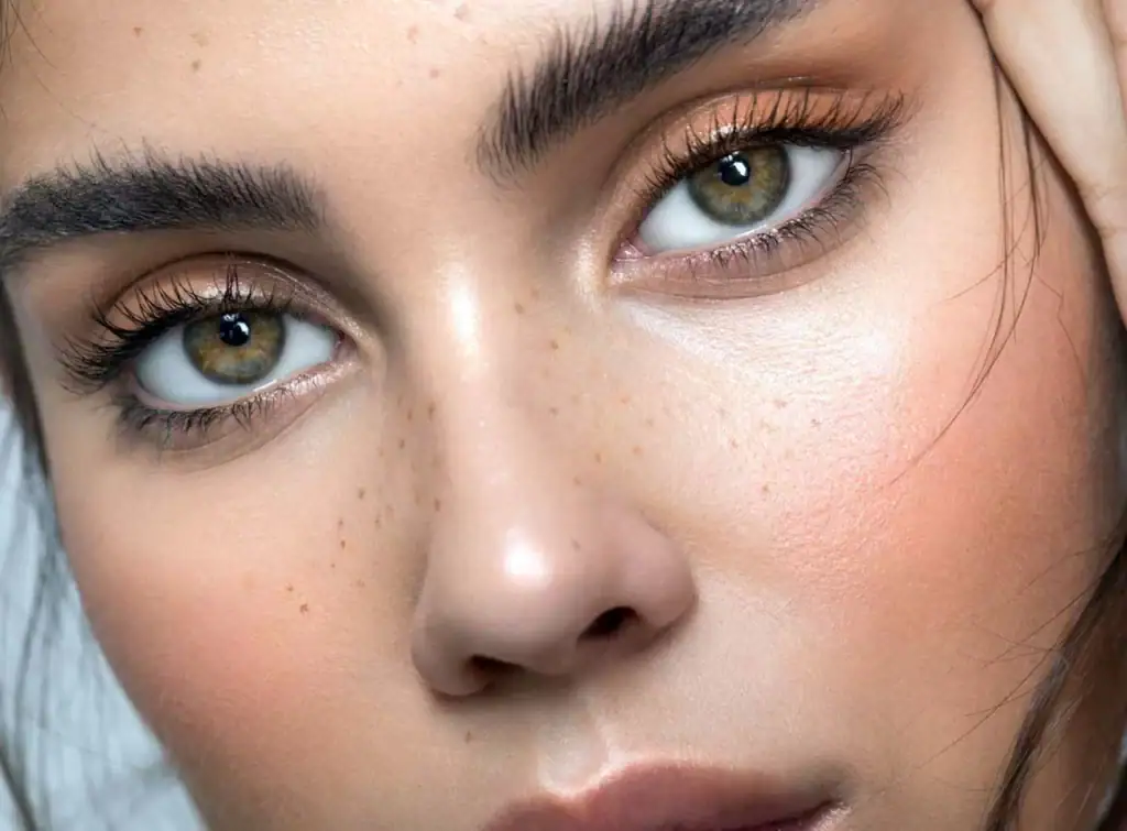 Hoe je huidverzorging je wimperextensions beïnvloedt (en andersom)