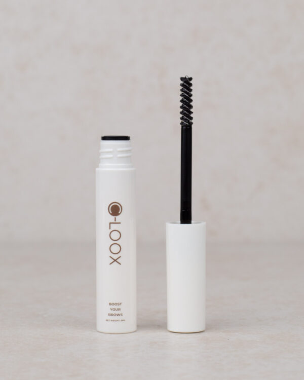 Styling en groeiverzorging in één plantaardige wenkbrauwgel voor vollere, perfect gefixeerde brows.
